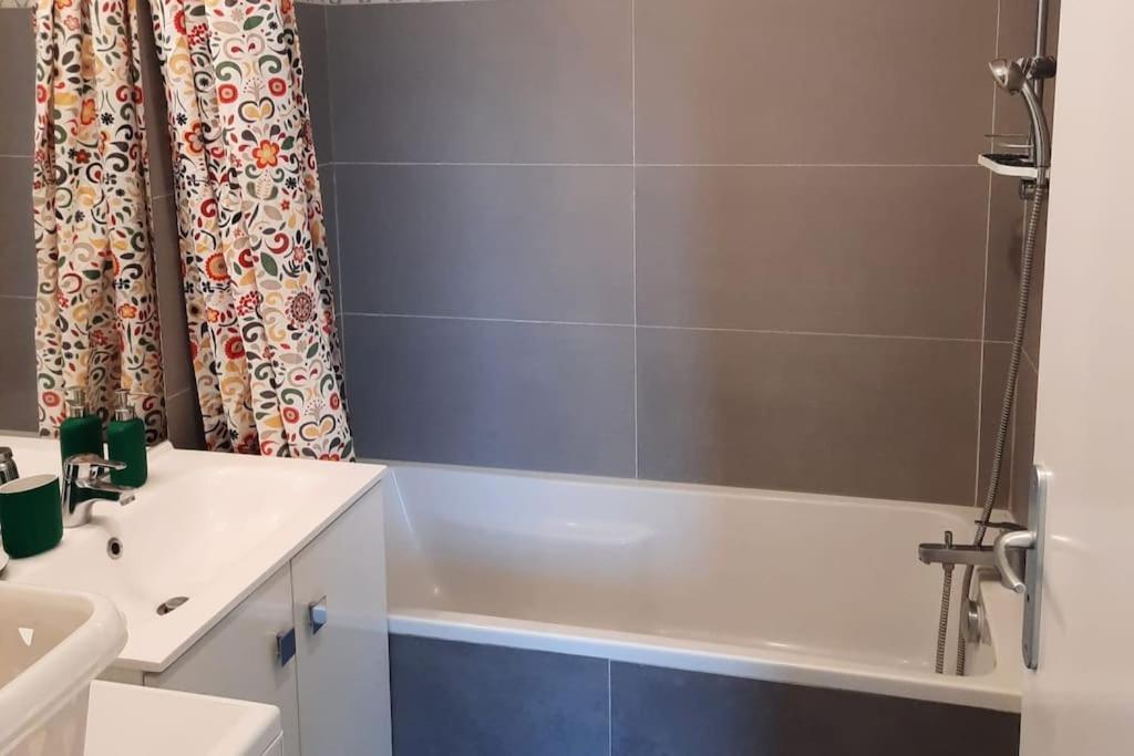 Magnifique Appartement Avec Terrasse Et Parking, 8 Personnes Ναντέρ Εξωτερικό φωτογραφία